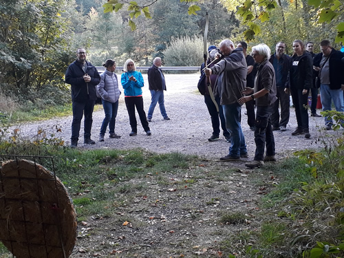 Gruppe beim Bogenschießen